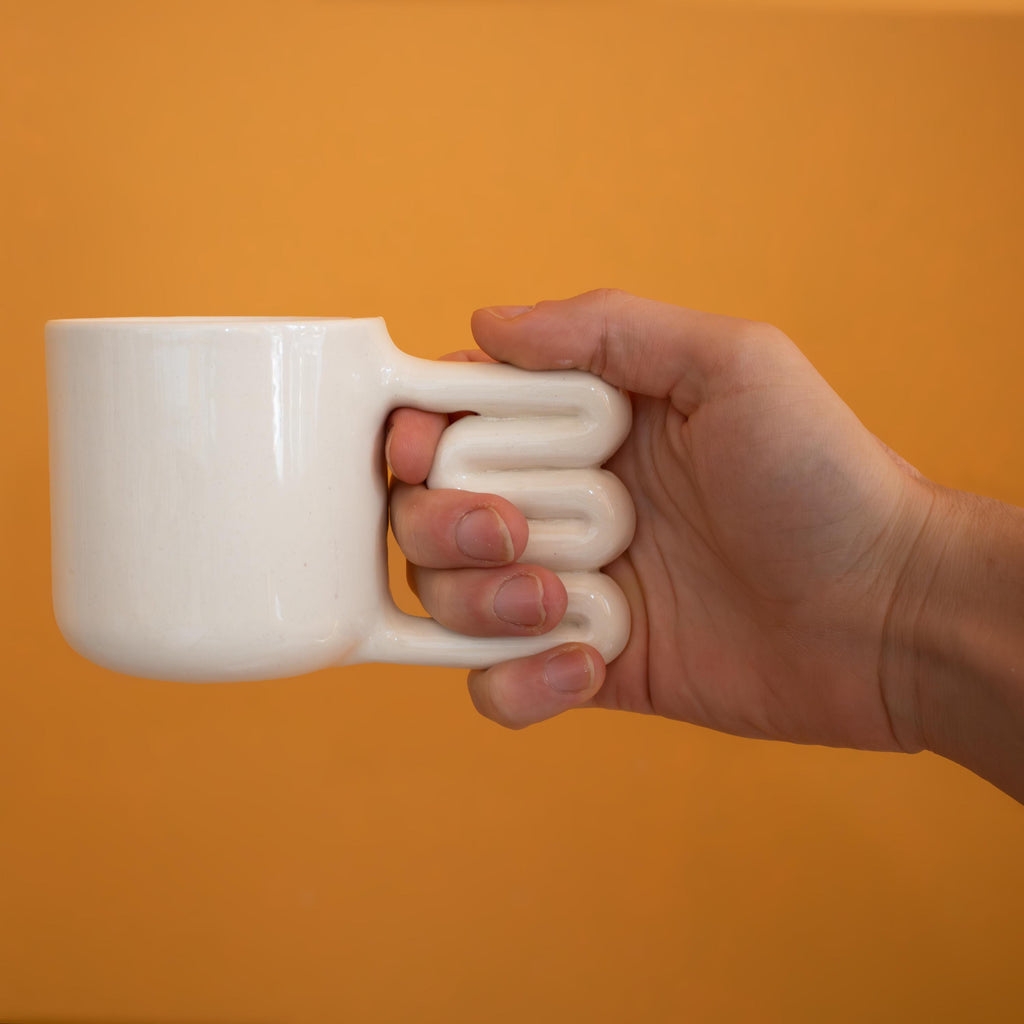 Minimalist glossy porcelain mug with zigzag handle by HUE Atelier – photo 8